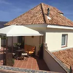Romantic Apartment, 5 Mins From Beach With Scenic View & 350Mbps High Speed Wifi